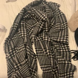 Black and White Checkered Blanket Scarf